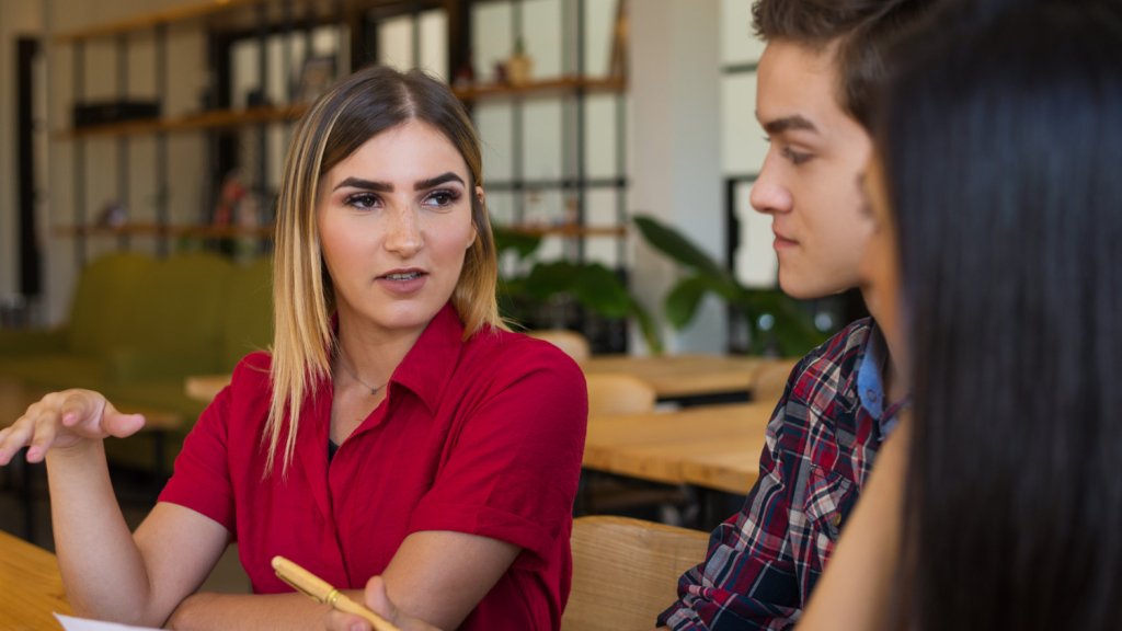 Какие вопросы никогда не задаст воспитанный человек: 6 главных табу