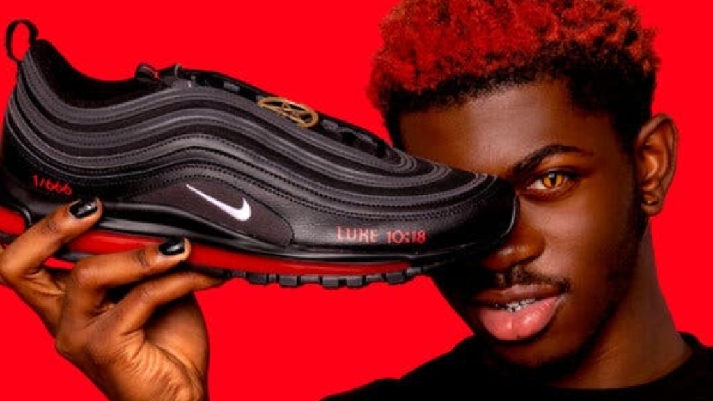 Рэпер Lil Nas X выпустил "сатанинские" кроссовки: Nike подали на него в суд (ФОТО)