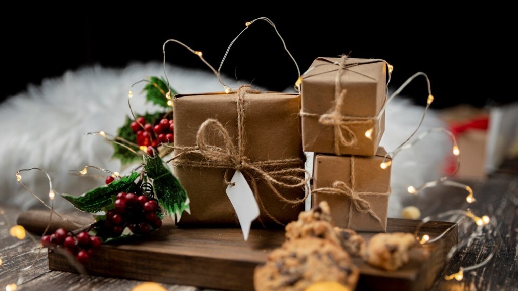 Что подарить куме на Новый год 2026: ТОП-20 идей на небольшой бюджет
