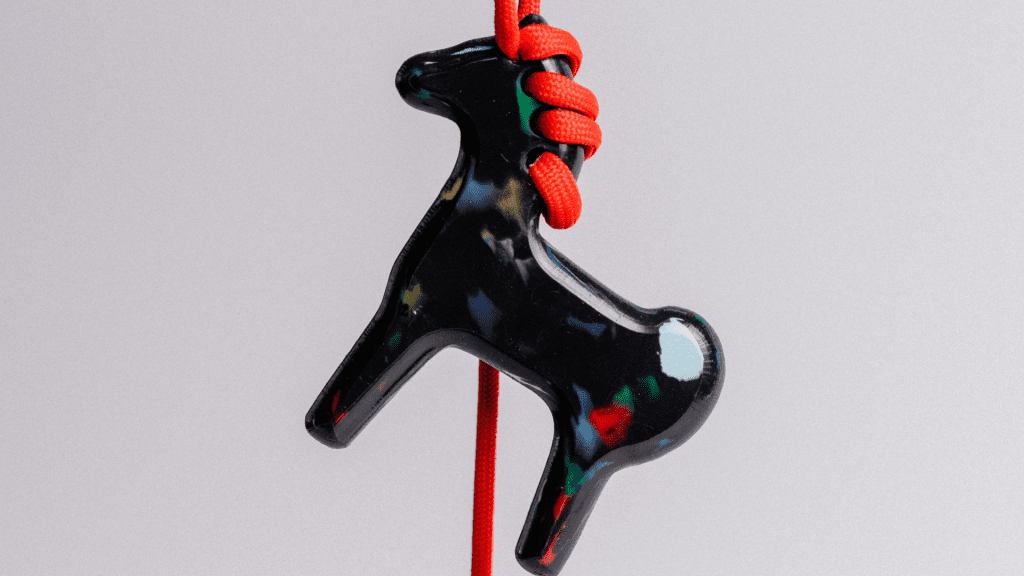 Из Хортицы на полки: Animalism презентовал традиционную украинскую лошадку из локального переработанного пластика (ФОТО)