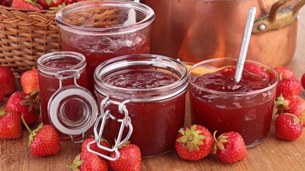 Густой и ароматный: как приготовить джем из клубники всего за 5 минут (РЕЦЕПТ)