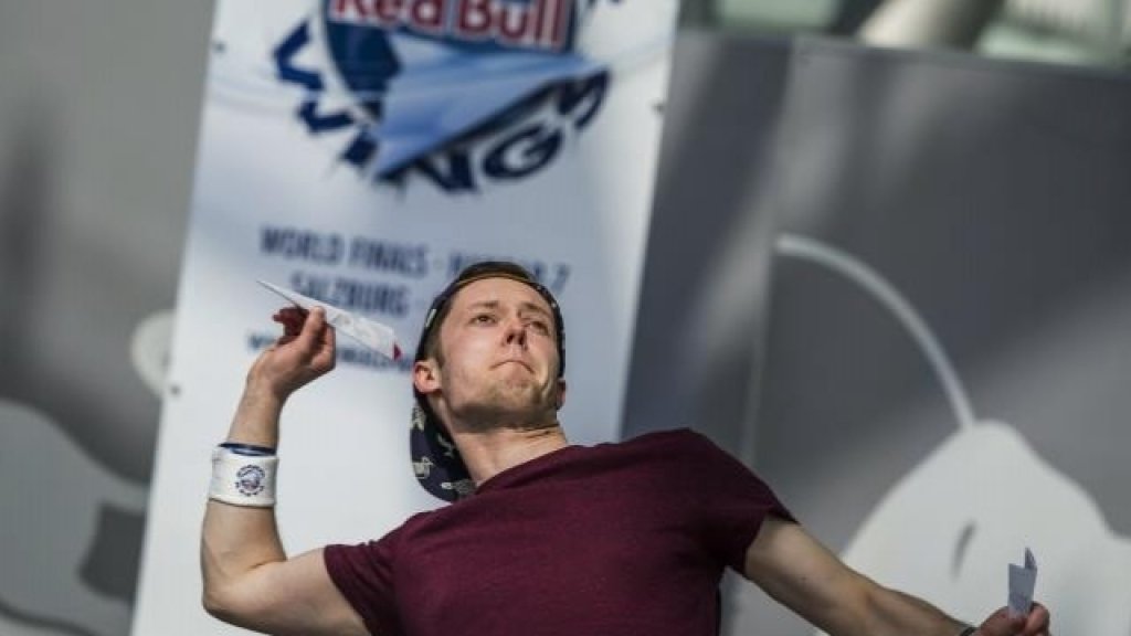 Red Bull Paper Wings: участвуйте в соревновании по запуску бумажных самолетов