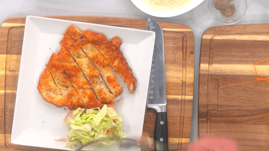Забудьте об обычных отбивных: как приготовить сочное мясо "Тонкацу" с хрустящей корочкой (РЕЦЕПТ + ВИДЕО)