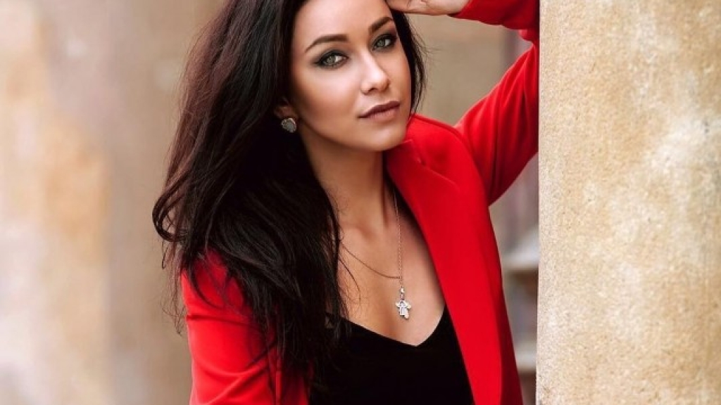 Звезда шоу "Холостяк" Анетти Жернова перекрасила волосы в красный цвет (ФОТО)