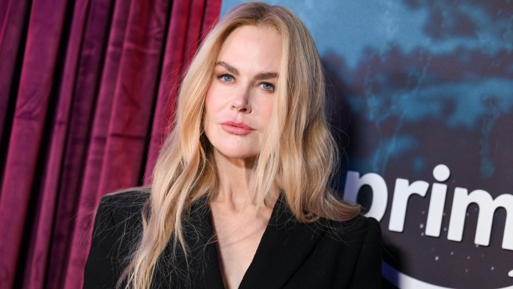 Градус повышается: Николь Кидман появилась на публике в юбке, которая ничего не скрывает (ФОТО)