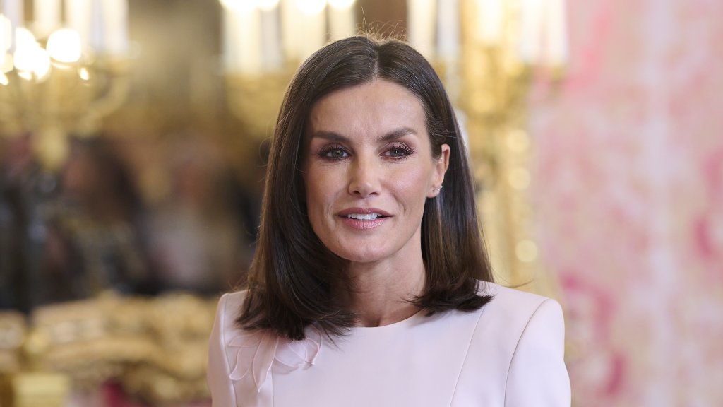 С чем носить замшевые сапоги зимой 2025/26: этот образ королевы Летиции сможет повторить каждая! (ФОТО)