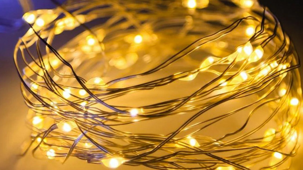 Этот вид гирлянды работает без розетки и освещает всю комнату: идеально для отключений