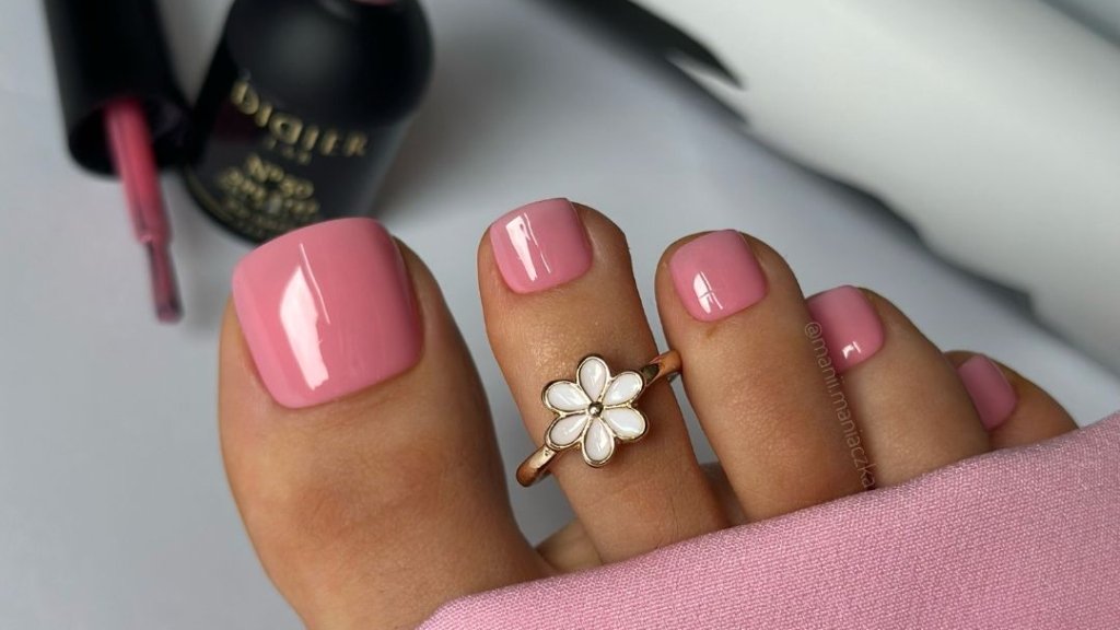 Эстетика лета на ваших ножках: самые модные идеи педикюра на теплое время (фото)