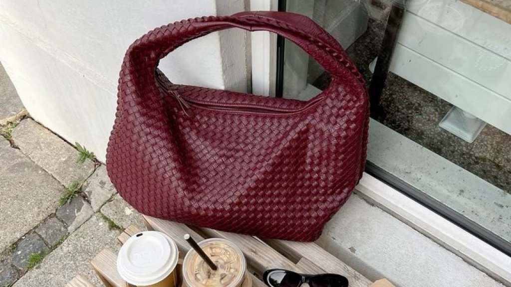 В Нью-Йорке ее носят все: как выглядит самая модная сумка 2026 года (ФОТО)