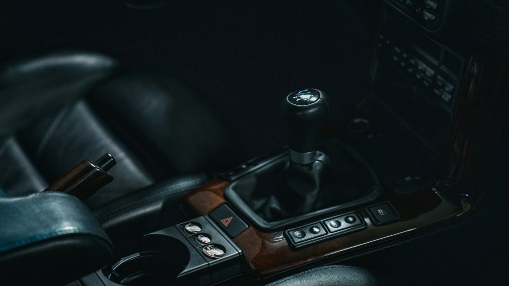 Чому не можна їздити на нейтральній передачі: розвінчуємо популярний міф