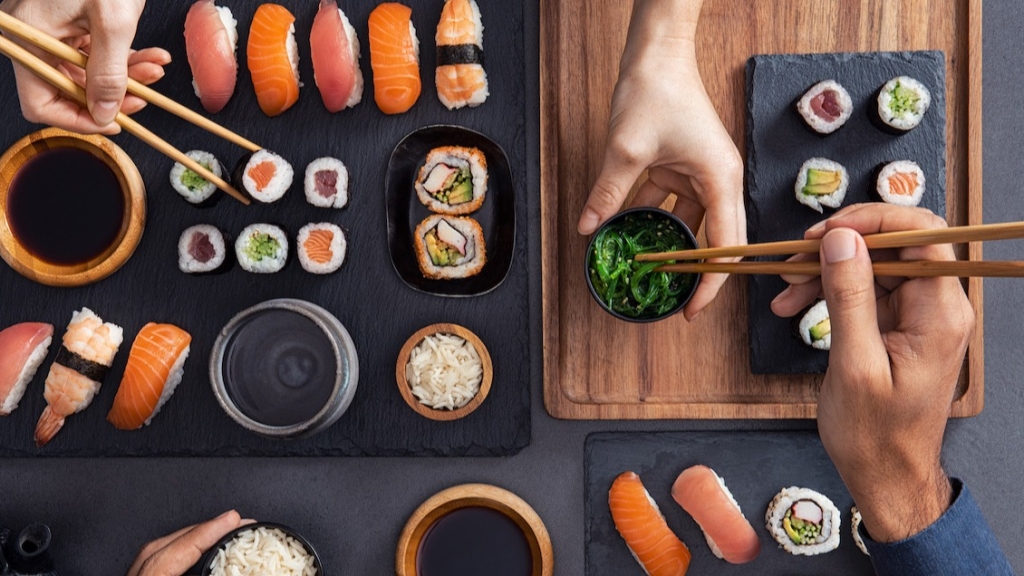 Вы едите суши неправильно: эта ошибка портит вкус японского деликатеса (ВИДЕО)