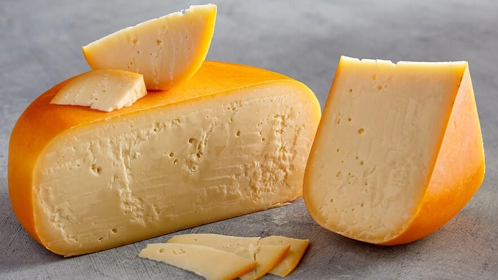 Забудьте о дорогих магазинных сырах: для вкусного твердого сыра нужно только три простых ингредиента (РЕЦЕПТ)