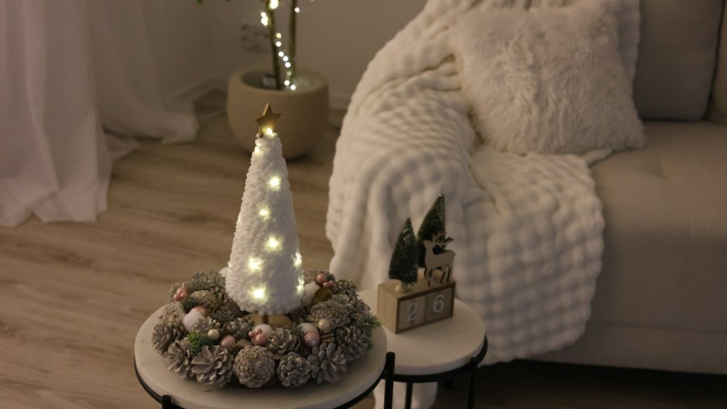 Маленькая квартира - не приговор: 8 способов создать новогодний уют без елки под потолок