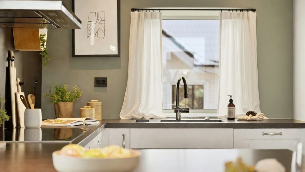 Прощайте, жалюзи: почему дизайнеры массово возвращают занавески на кухню