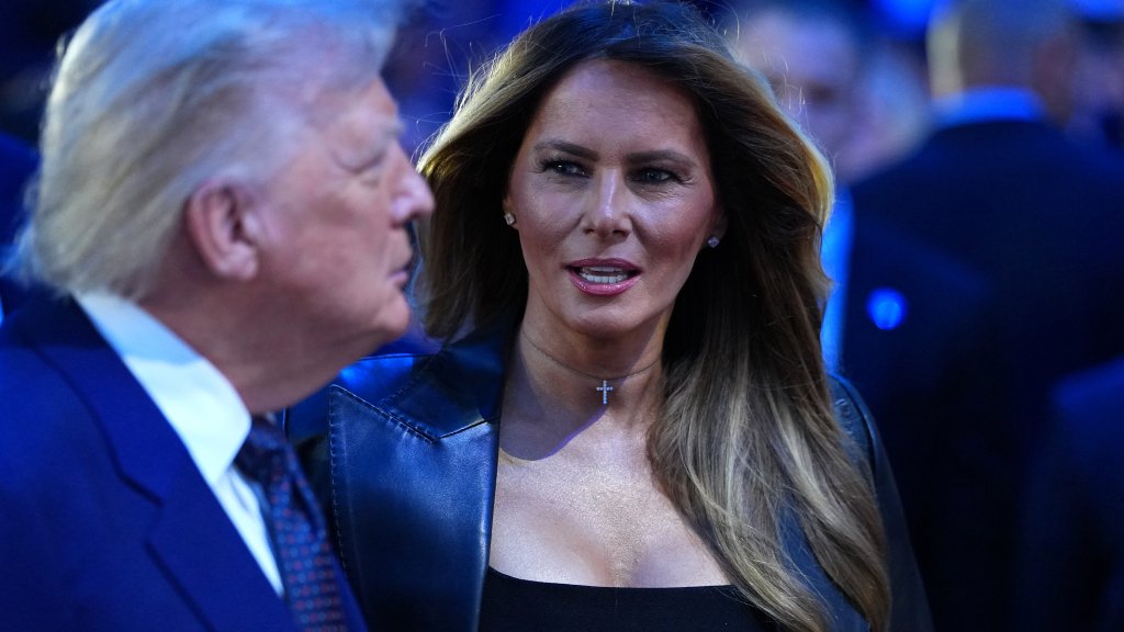 Декольте и туфли на шпильке: Мелания Трамп показала, как одеться, чтобы быть в центре внимания (ФОТО)