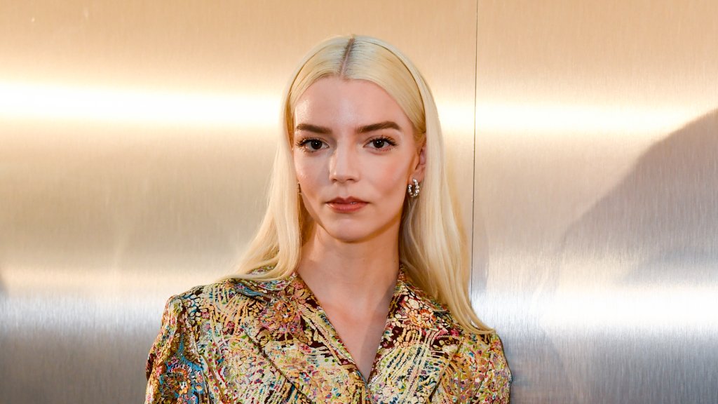 Такой вы ее еще не видели: Аня Тейлор-Джой удивила необычным сочетанием вещей (ФОТО)