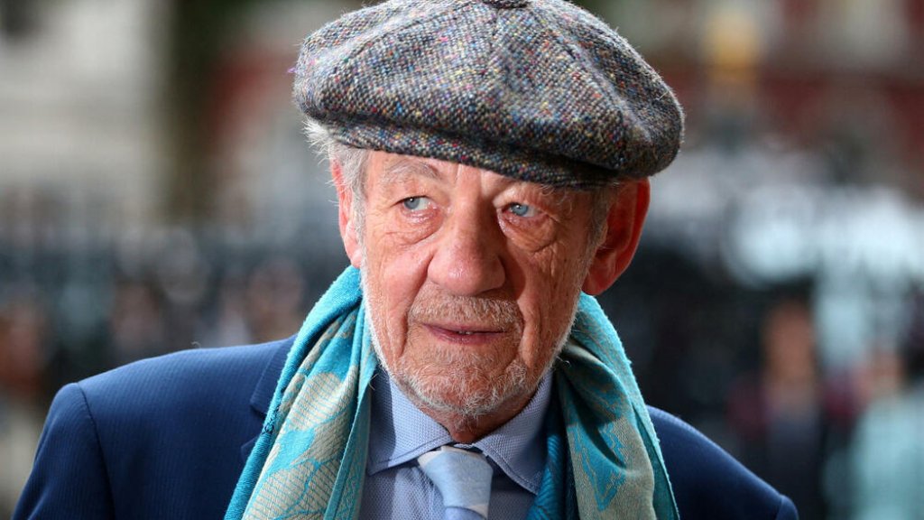 Звезда "Властелина колец" Иен Маккеллен трогательно поддержал Украину: Гендальф прочитал стихотворение украинского военного (ВИДЕО)