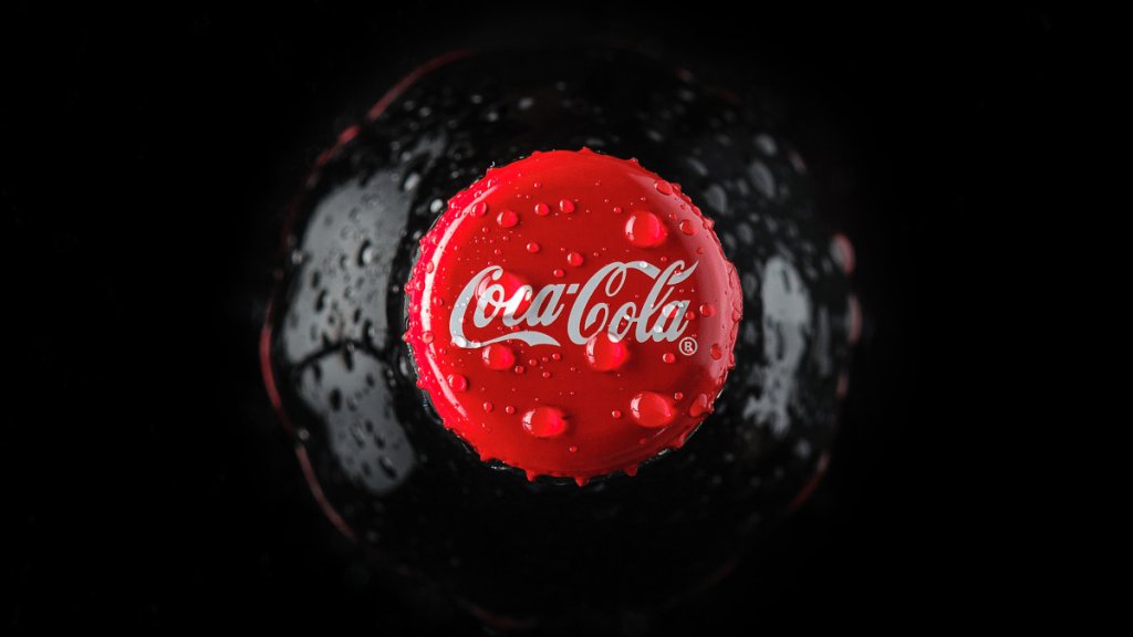 Такой формы вы ещё не видели: мужчина показал бутылку Coca-Cola, которой более 100 лет (ФОТО)