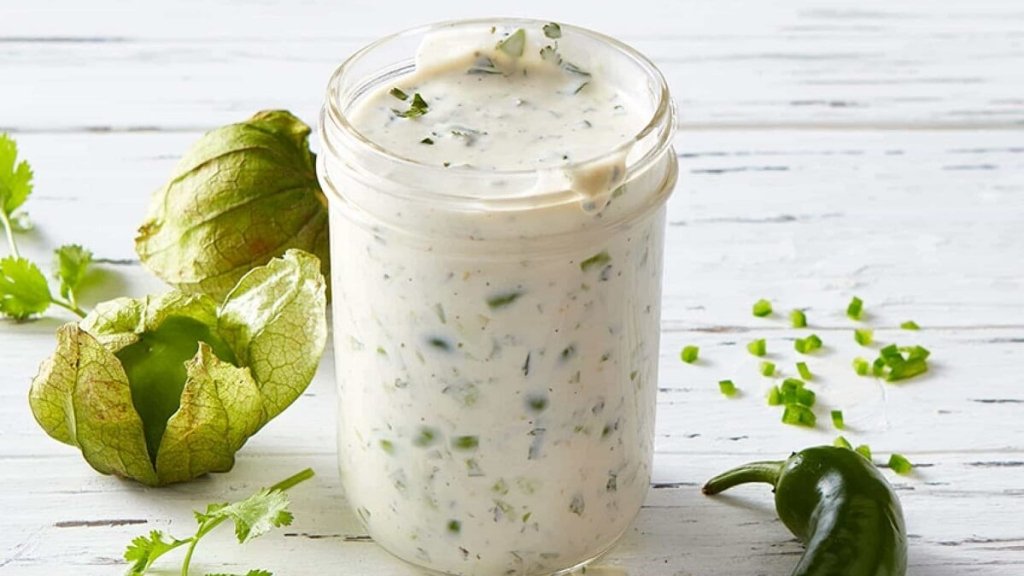 Этот американский соус готовится 3 минуты, а подходит ко всему: как приготовить ранч (РЕЦЕПТ)