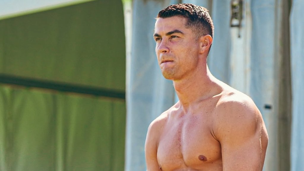 Справжній мачо! 40-річний Кріштіану Роналду похизувався рельєфним тілом у боксерах (ФОТО)