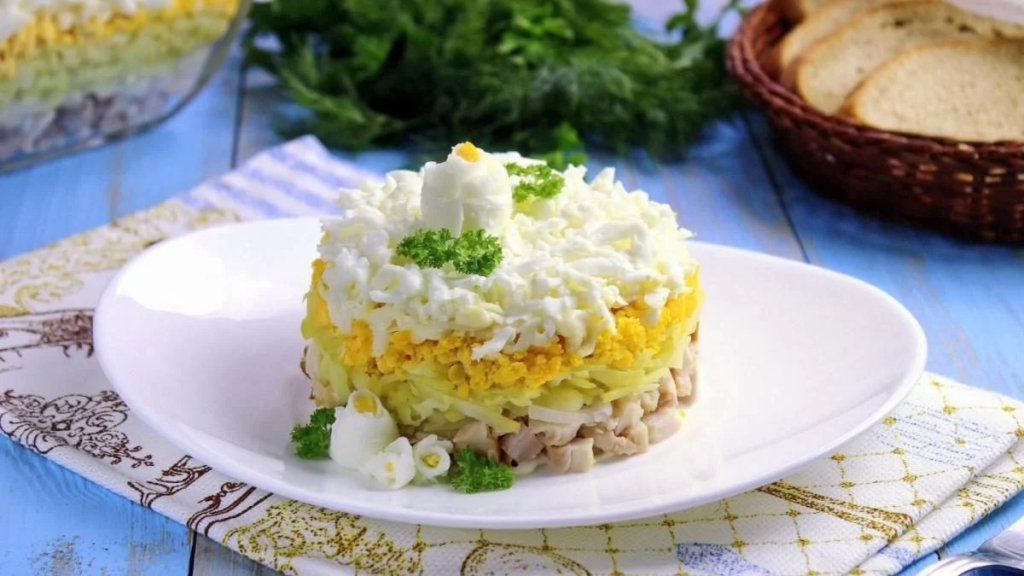 Салат "Невеста": удивительное блюдо — сытное и нежное, а приготовление простое (ВИДЕО)