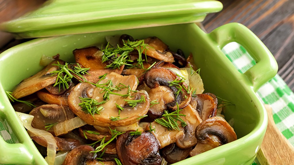 Не кладите грибы на сковороду сразу: настоящий секрет золотистой корочки