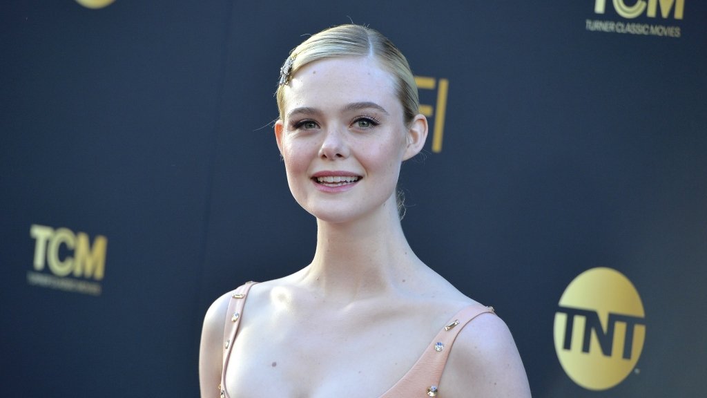 Главный цвет весны: Эль Феннинг в розовом платье, от которого невозможно оторвать взгляд (ФОТО)