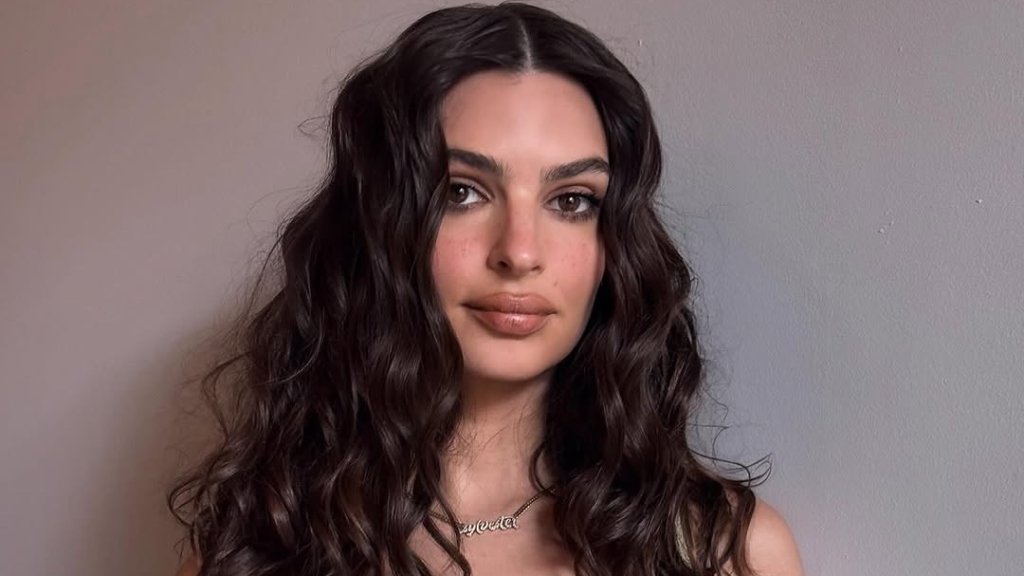 Это сочетание цветов всегда будет в моде! Эмили Ратаковски ошеломила элегантным образом (ФОТО)