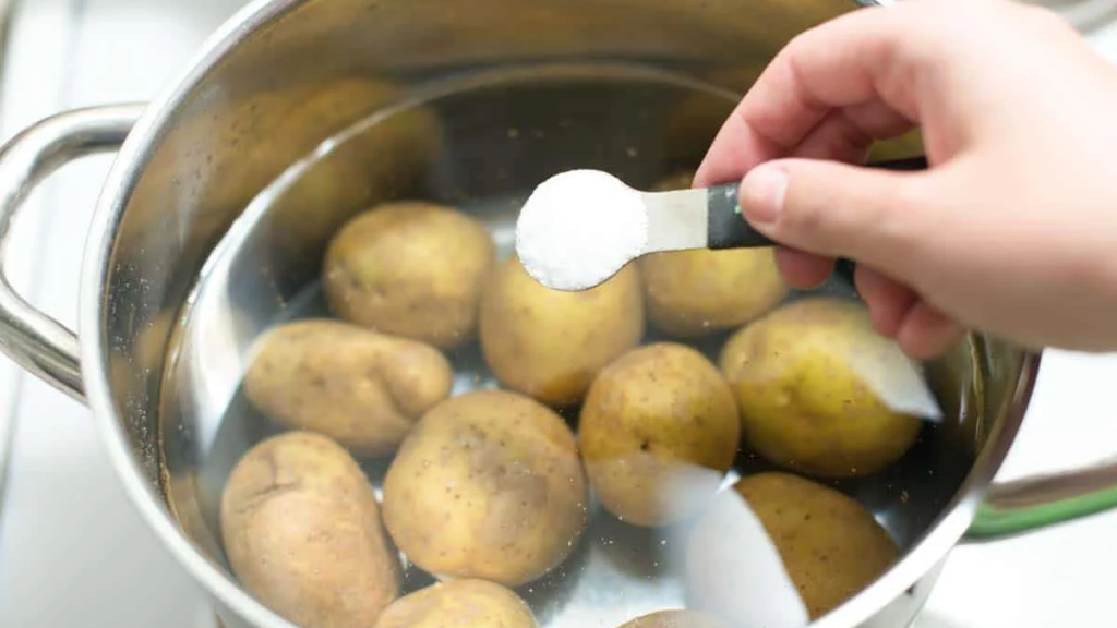 Секрет - у кришці: чи потрібно накривати картоплю під час варіння