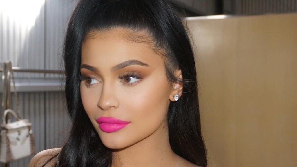 Выбросьте их немедленно! 5 оттенков помады, которые безнадежно портят образ брюнетки (ФОТО)