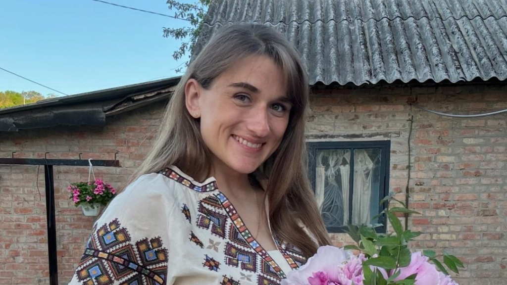 Відома українська блогерка показала іншу версію себе: який вигляд має Даша Євтух з яскравим макіяжем (ВІДЕО)