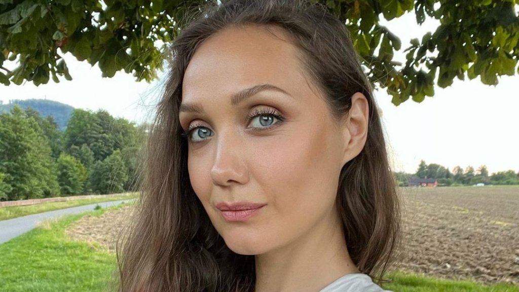 Исчезла со сцены и пережила тяжелую болезнь: что произошло с Евгенией Власовой и где она сейчас (фото)