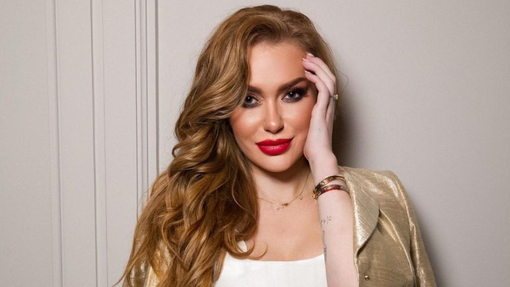 Слава Каминская: досье на экс-звезду группы "неАнгелы", которая выпускает песни на русском и постит фото с Януковичем