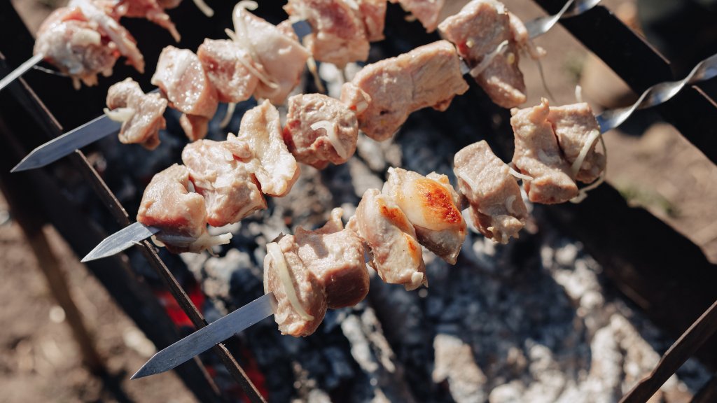 Одна поліняка зіпсує весь шашлик: який вид дерева не можна палити в мангалі