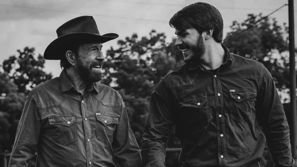 "Ты был лучшим отцом": сын Чака Норриса обратился к отцу после его смерти и растрогал Сеть (ФОТО)