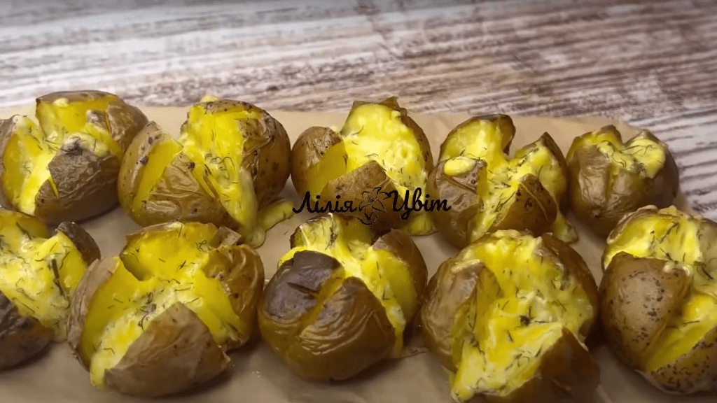 Получается вкусно и по-праздничному: как приготовить обычный картофель, чтобы поразить всех гостей (ВИДЕО)
