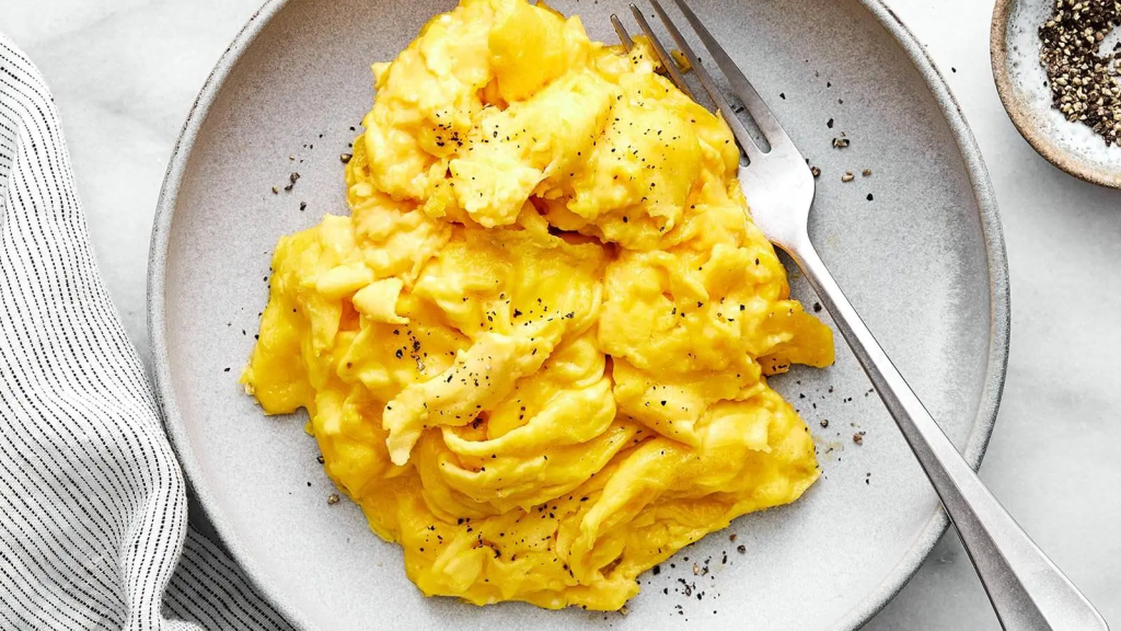 Несподіваний інгредієнт зробить омлет особливо шовковистим: що додати для унікального смаку