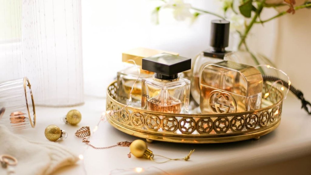 Враг вашего шлейфа: названо популярное место в доме, где нельзя хранить духи