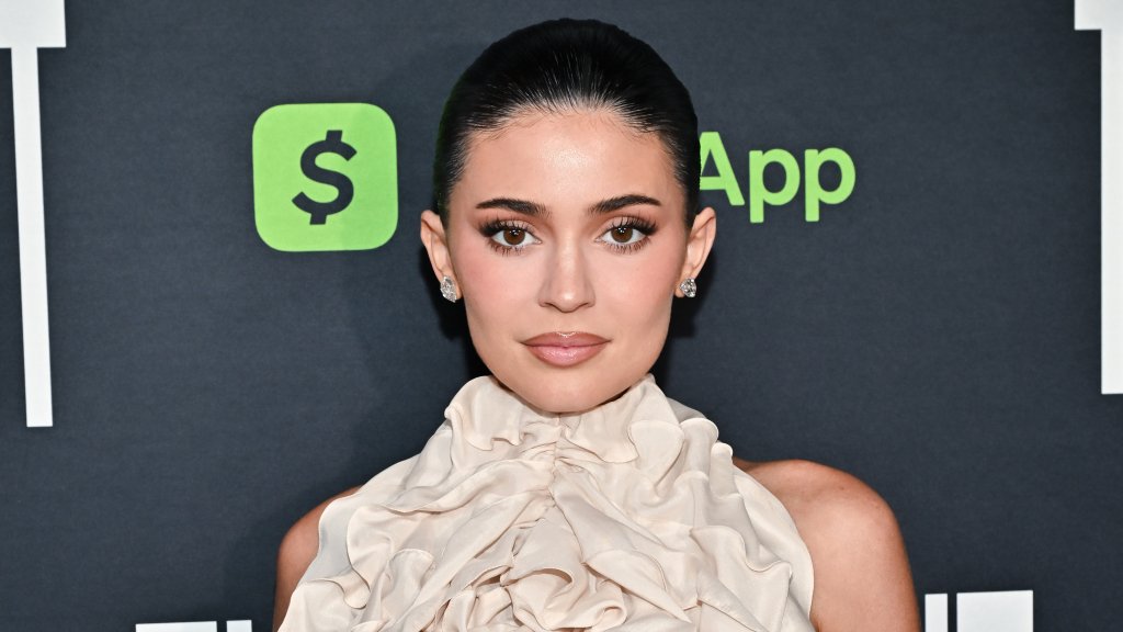 Такой ее редко увидишь! Кайли Дженнер покорила фотоколл в наряде от знаменитого Модного дома (ФОТО)