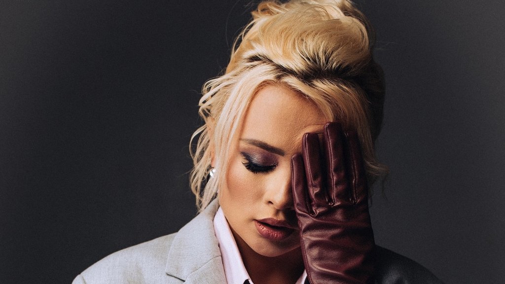 Больше — не значит лучше: Angela о 5 ошибках родителей, которые могут испортить идеальный Новый год для ребенка