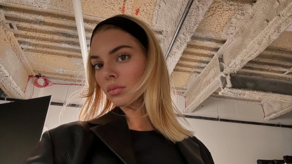 Невероятно красивая! Кендалл Дженнер поразила образом в эффектном красном платье (ФОТО)