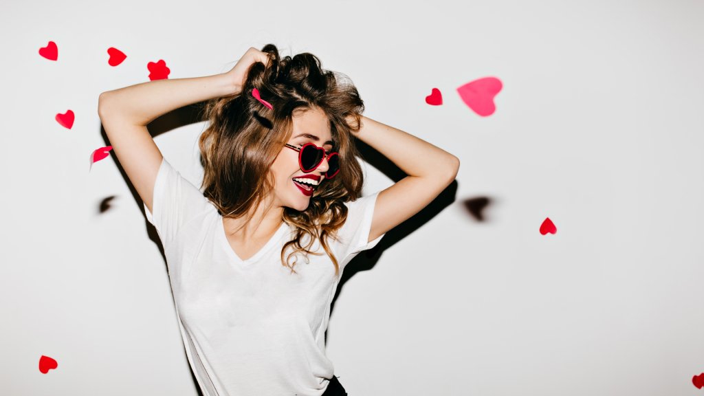 Их очень легко повторить: 3 идеальных прически на День влюбленных, которые покорят его сердце (ФОТО)