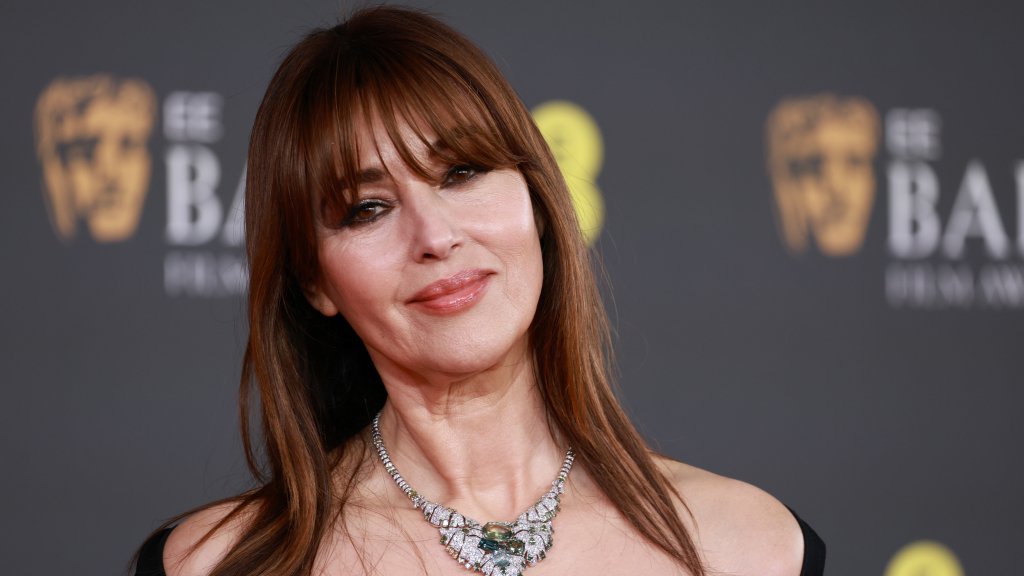 Черная муза: Моника Беллуччи продемонстрировала безупречное платье с открытыми плечами на премии BAFTA (ФОТО)