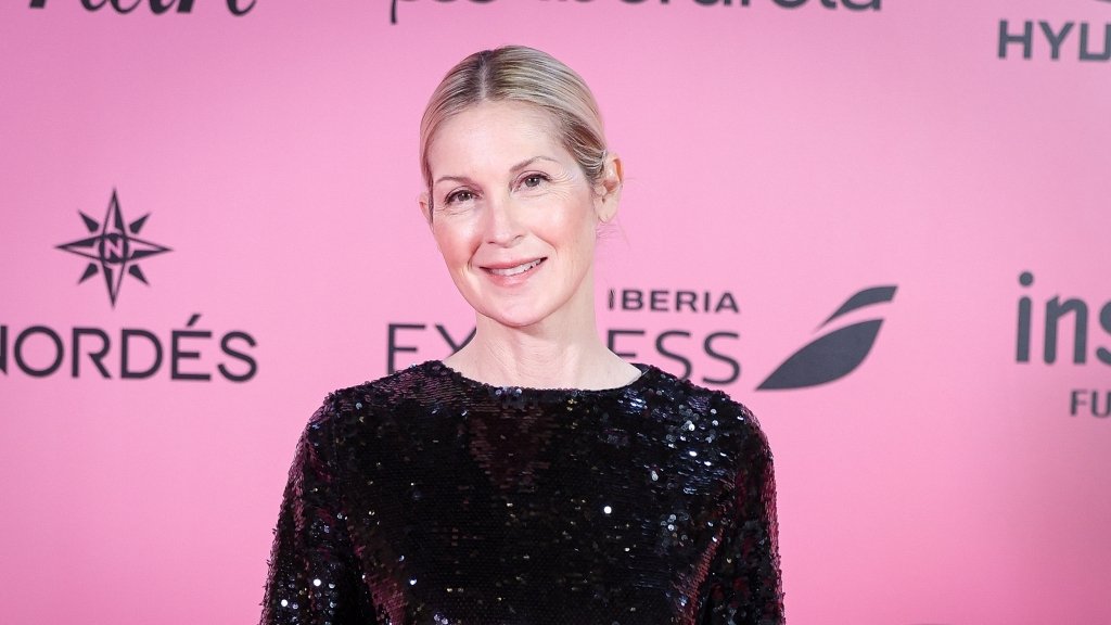 Это стоит 78 000 грн! Как Келли Резерфорд носит бомбер от украинского бренда LITKOVSKA (ФОТО)