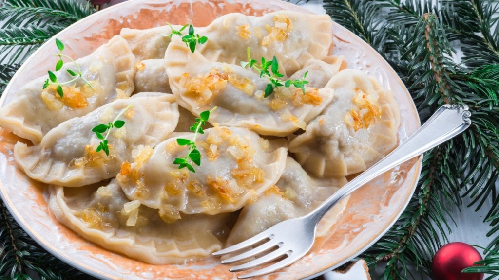 Не всі про це знають: правильний спосіб приготування вареників, з якими страва не злипнеться