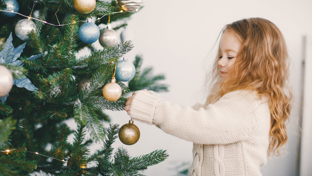 Что добавить в воду, чтобы елка удержала каждую иголку: будет стоять долго