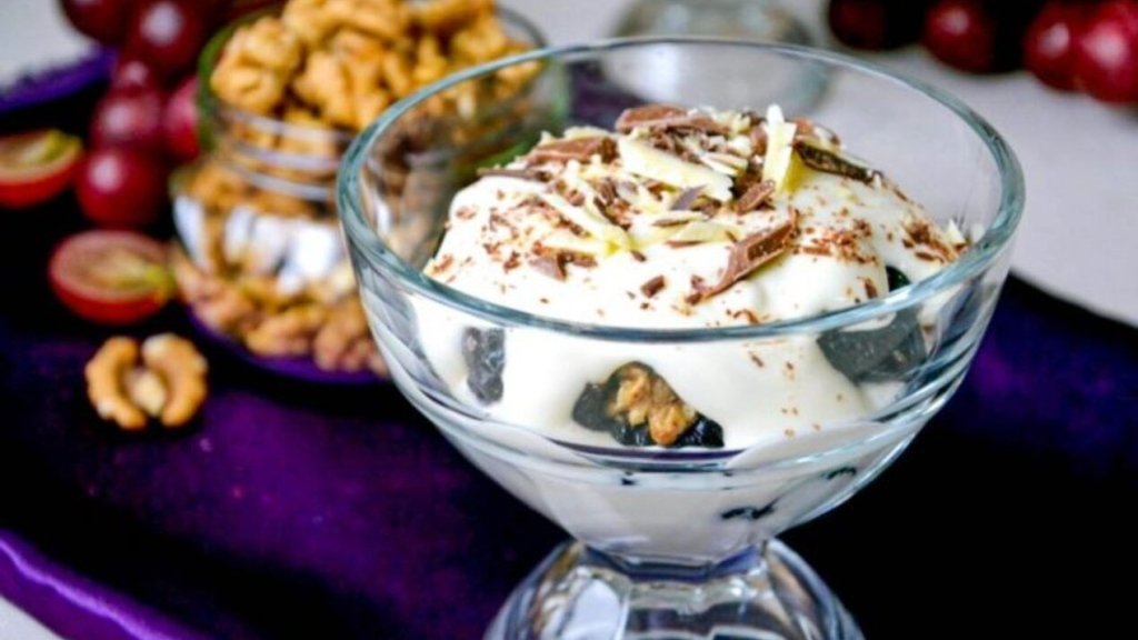 Лучший десерт из детства за 10 минут: как приготовить чернослив в сметане (ВИДЕО)