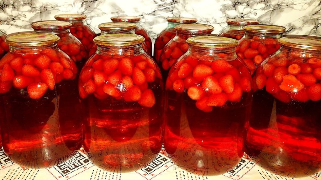 Хоть 100 банок закрой – будет мало: как приготовить клубничный компот на зиму (РЕЦЕПТ)
