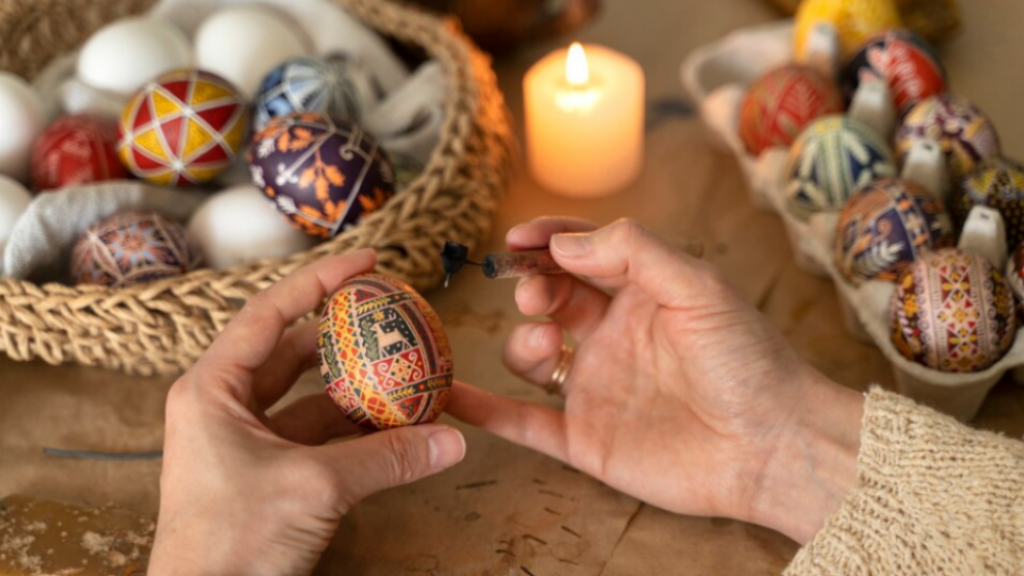Рисуем писанку воском: национальный декор на Пасху своими руками (ВИДЕО)