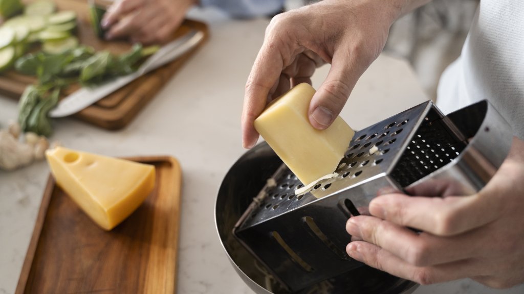 Сыр в морозилке, сахар и секрет нежных отбивных: 3 кулинарные трюки для идеальных блюд